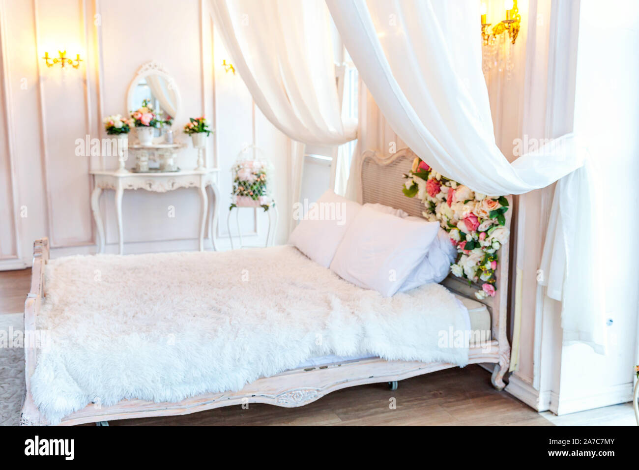 Baroque bed hi-res stock photography and images - Alamy, image size:1300x956