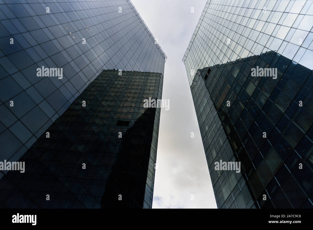 Glass skyscrapers from below hi-res stock photography and images - Alamy