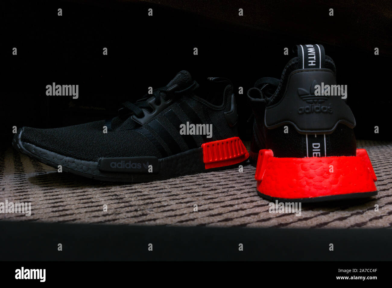 Adidas nmd r1 with two-tone outlet black and red boost