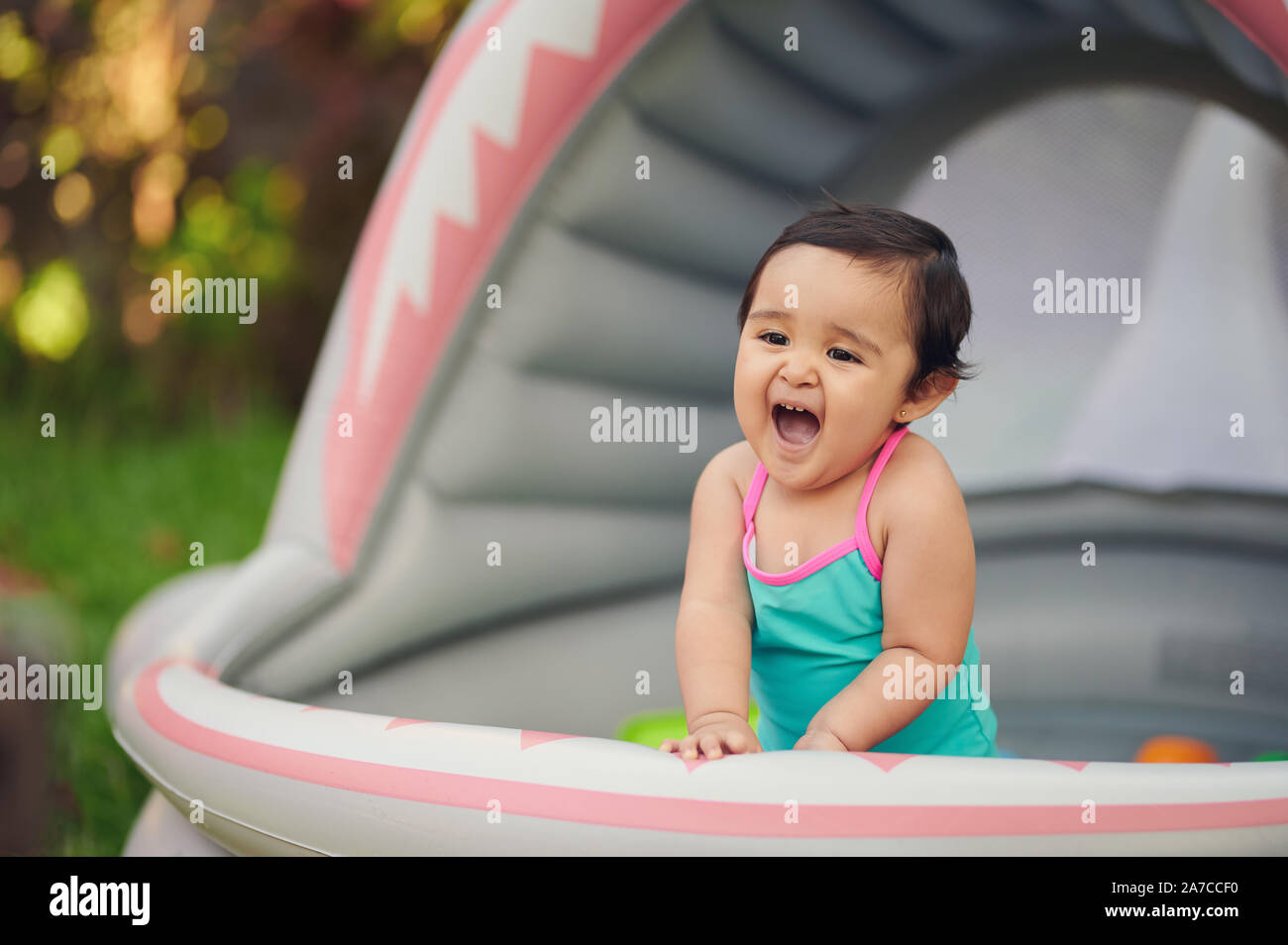Kids having fun in pool hi-res stock photography and images - Alamy