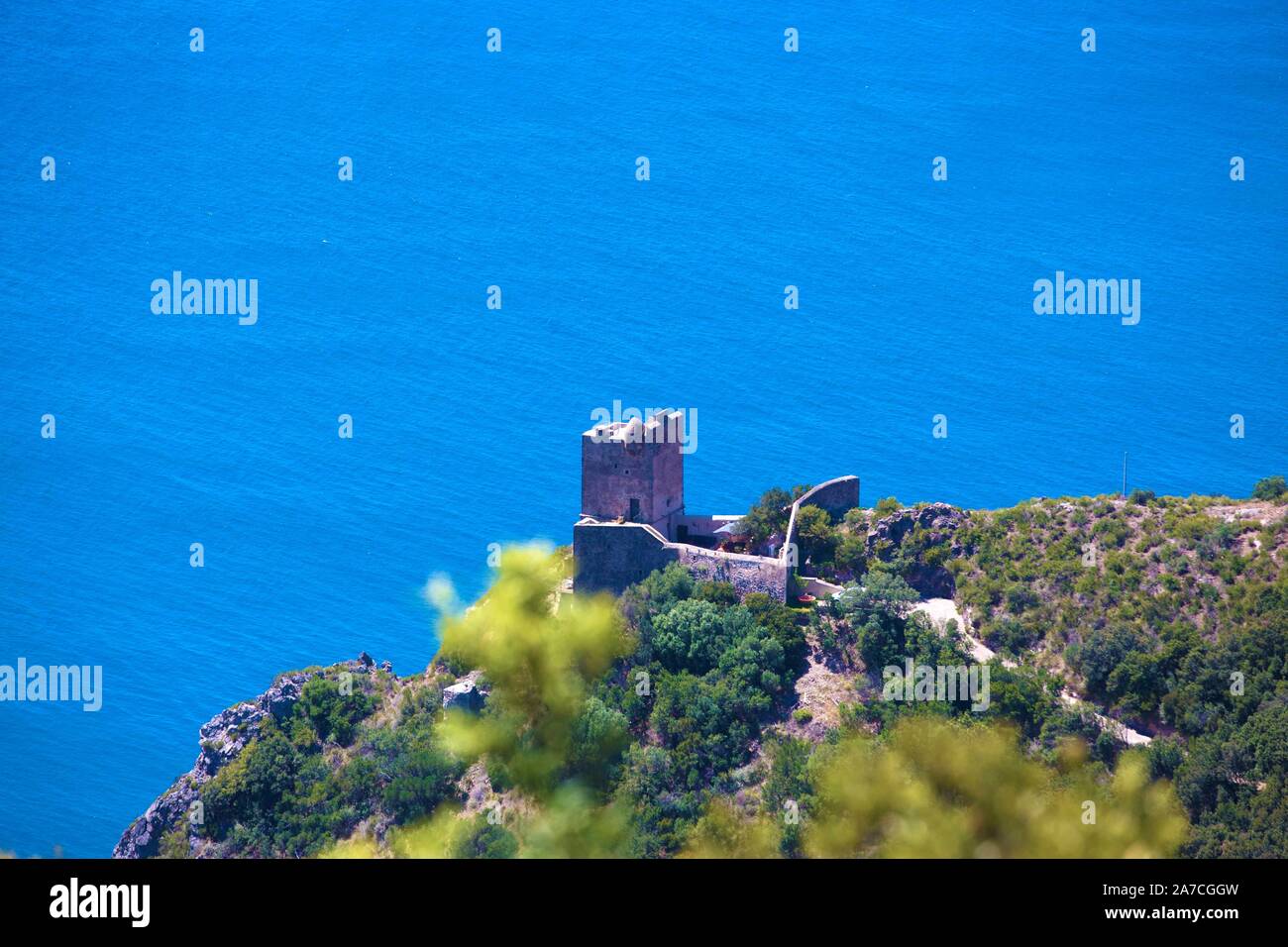 Blick von der im Thyrrenischen Meer liegenden Halbinsel Monte Argentario über Olivenbäume, Zypressen, Mohnblumen auf das Mittelmeer vor der Toskana. D Stock Photo