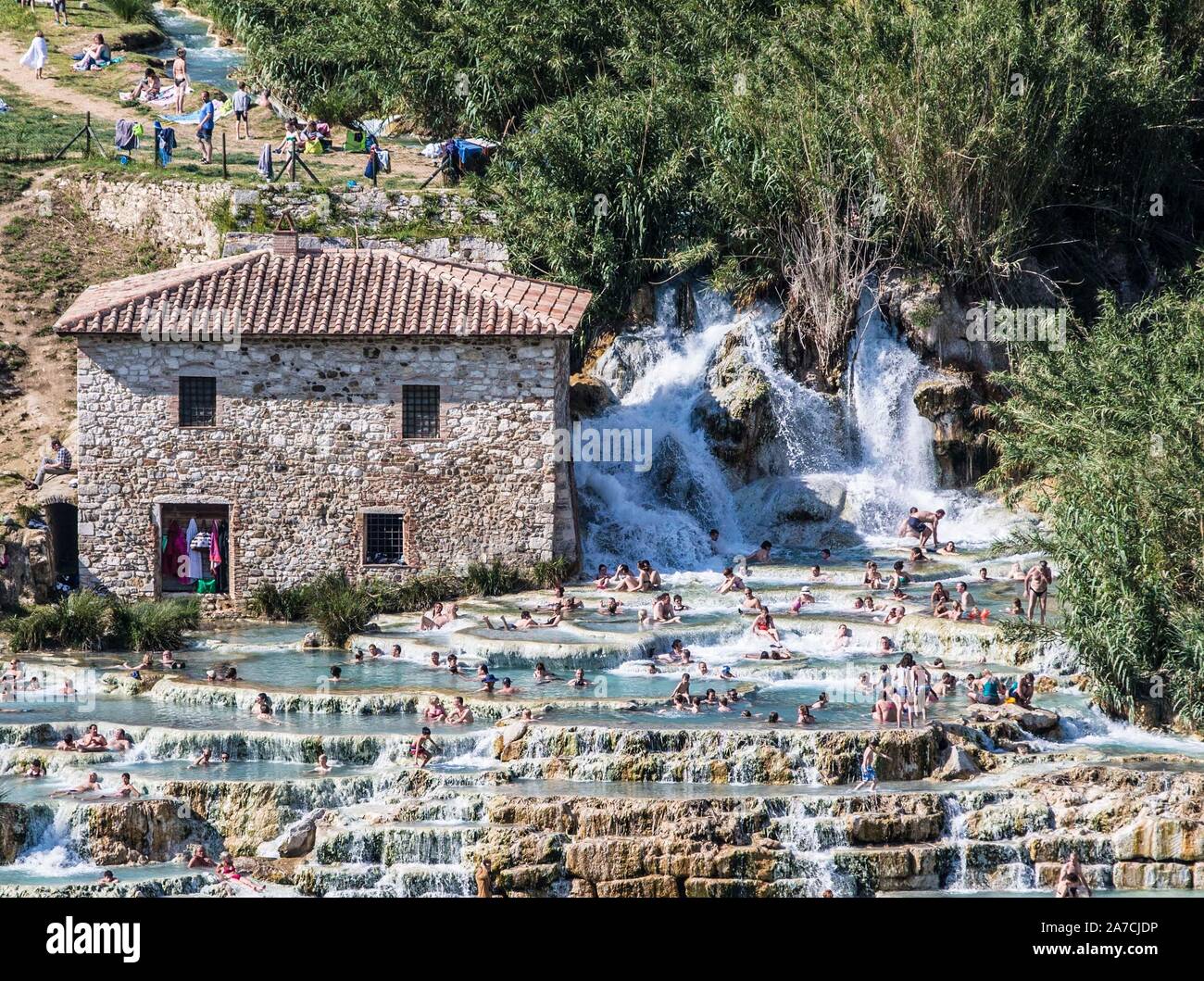 Die Therme Cascate del Mulino liegt ca. 1km südlich des Ortes Saturnia,  hier strömt heißes, schwefelhaltiges Wasser aus mit ungefähr 800 Liter 3pro  S Stock Photo - Alamy