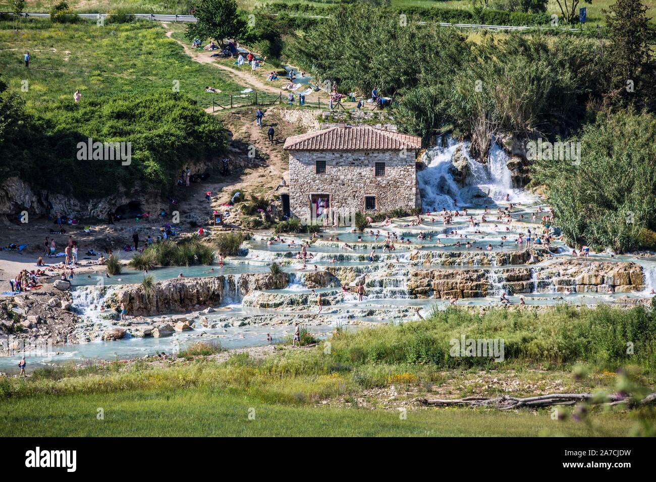 Die Therme Cascate del Mulino liegt ca. 1km südlich des Ortes Saturnia, hier strömt heißes, schwefelhaltiges Wasser aus mit ungefähr  800 Liter 3pro S Stock Photo