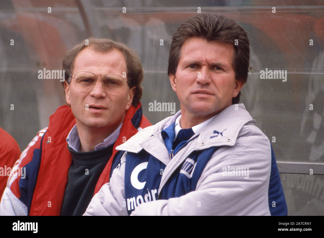 Munich, Deutschland. 14th Nov, 2019. The withdrawal of Uli Hoeness as president of FC Bayern Munich. Archive photo; Jupp HEYNCKES, right, Germany, football, coach FC Bayern Munich, and manager Uli HOENESS Hoeness, sit on the coachbank and watch the game, undated recording circa 1990. | usage worldwide Credit: dpa/Alamy Live News Stock Photo