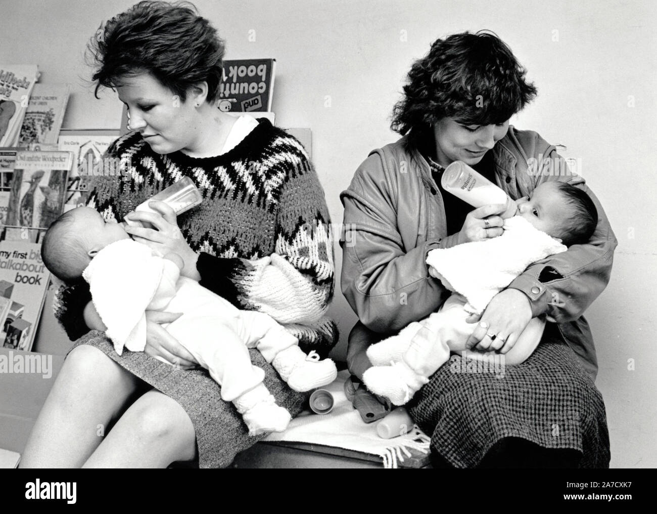 Young mothers feeding their babies at Crabtree toy library, Nottingham, UK March 1986 Stock Photo