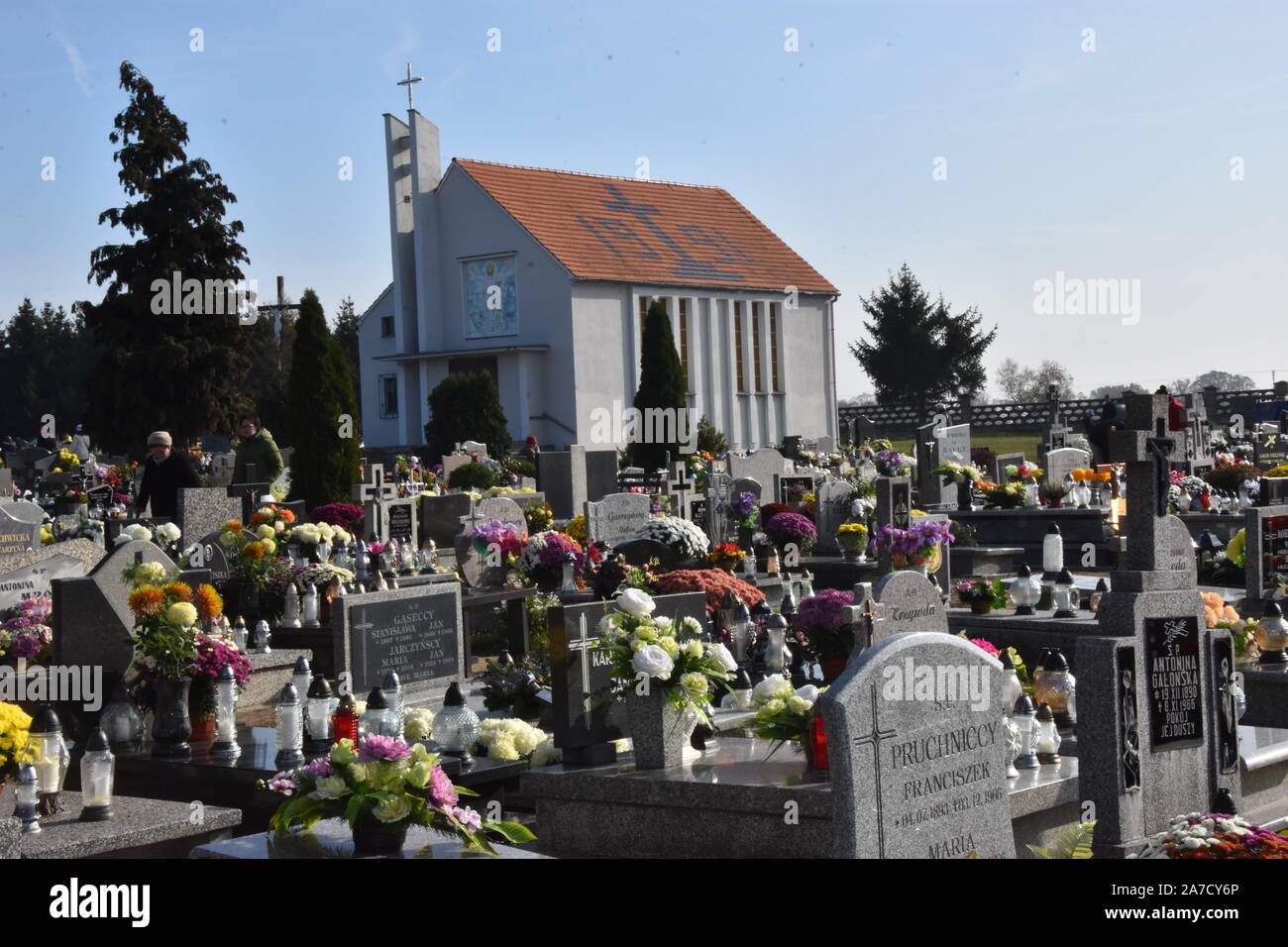 Scinawa, Poland. 1st Nov, 2019. November 1 in All Saints' Poland. On this day, Poles visit the graves of their loved ones in the cemeteries, light candles and lay flowers This is a tradition in Poland Credit: Piotr Twardysko-Wierzbicki/ZUMA Wire/Alamy Live News Stock Photo