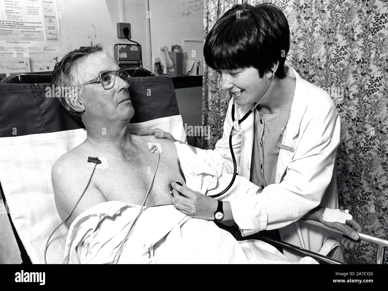 Doctor examining patient in casualty, Queen's Medical Centre hospital, Nottingham 1990 UK Stock Photo