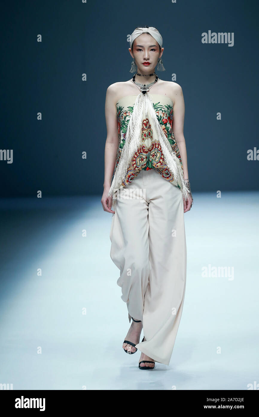 Beijing, Beijing, China. 1st Nov, 2019. Beijing, CHINA-China Fashion International Week Spring/Summer 2020, Edles goes out of Tianshan. Credit: SIPA Asia/ZUMA Wire/Alamy Live News Stock Photo