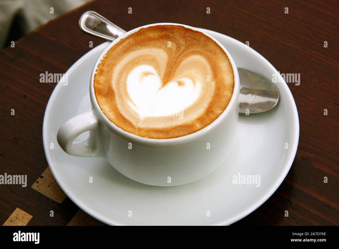 Tasse Cappuccino, Milchschaum in Herzform, Liebe, Stock Photo