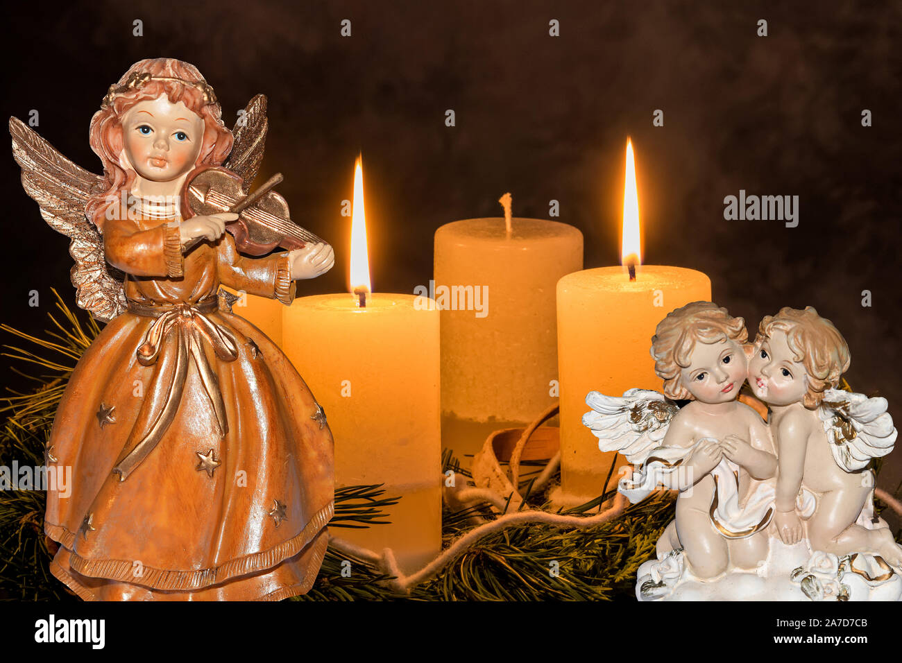 Ein Adventskranz zu Weihnachten sorgt für romatinsche Stimmung in der stillen Advent Zeit, 2. Advent, drei brennende Kerzen, Engel, weihnachtsengel, Stock Photo