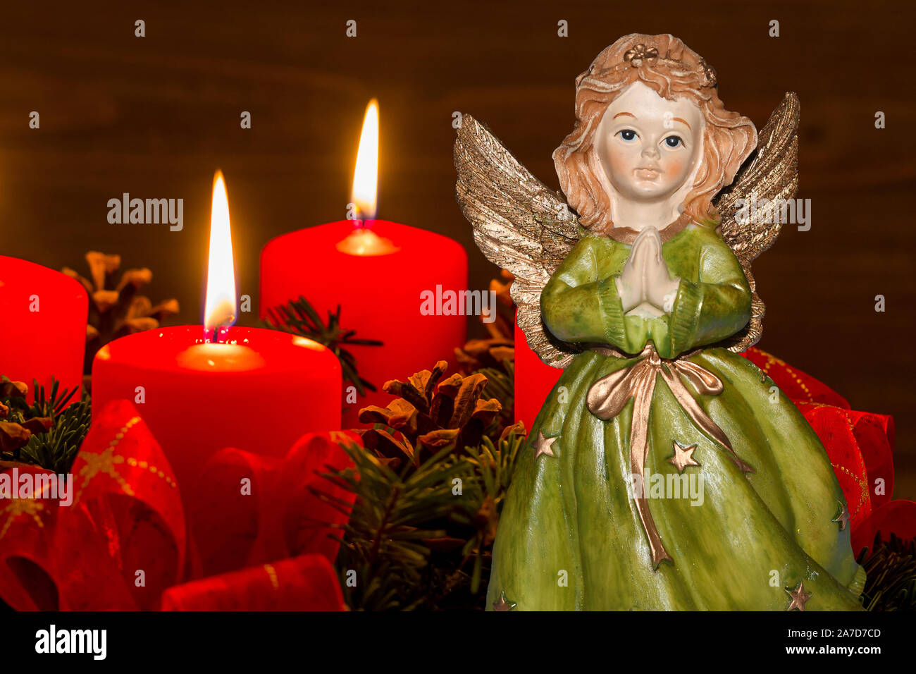Ein Adventskranz zu Weihnachten sorgt für romatinsche Stimmung in der stillen Advent Zeit. 2 brennende Kerzen, 2. Advent, Engel, Weihnachtsengel, Stock Photo