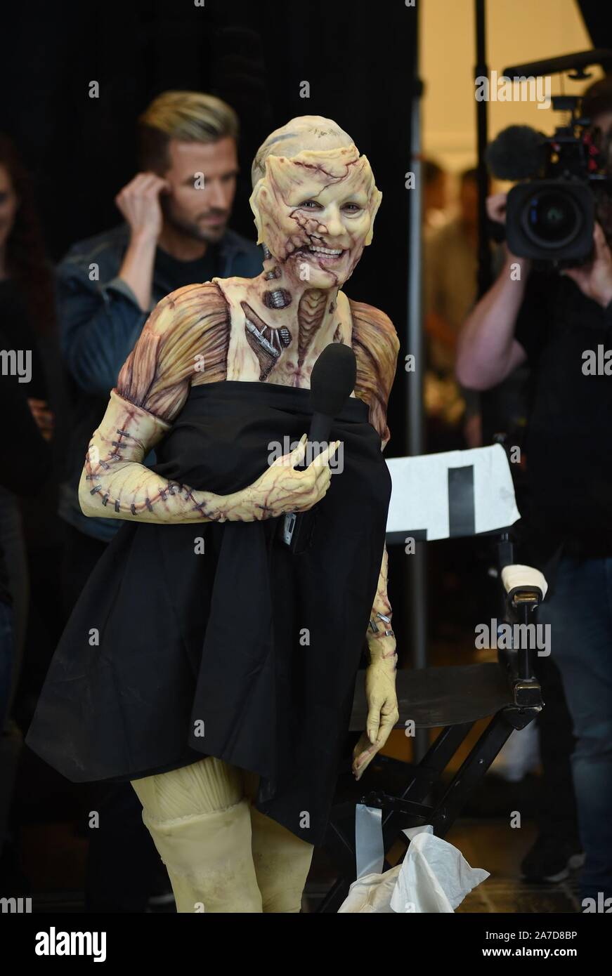 New York, NY, USA. 31st Oct, 2019. Heidi Klum Photo Call for Heidi Klum Dresses in Halloween Costume with Live Audience, Amazon Prime Bookstore front window, New York, NY October 31, 2019. New York, NY, USA. 31st Oct, 2019. Heidi Klum Photo Call for Heidi Klum Dresses in Halloween Costume with Live Audience, Amazon Prime Bookstore front window, New York, NY October 31, 2019.