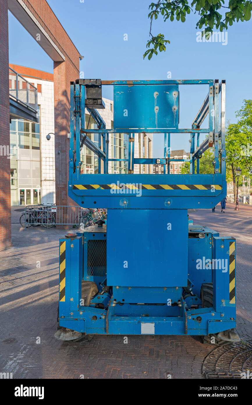 Blue scissor lift hi-res stock photography and images - Alamy