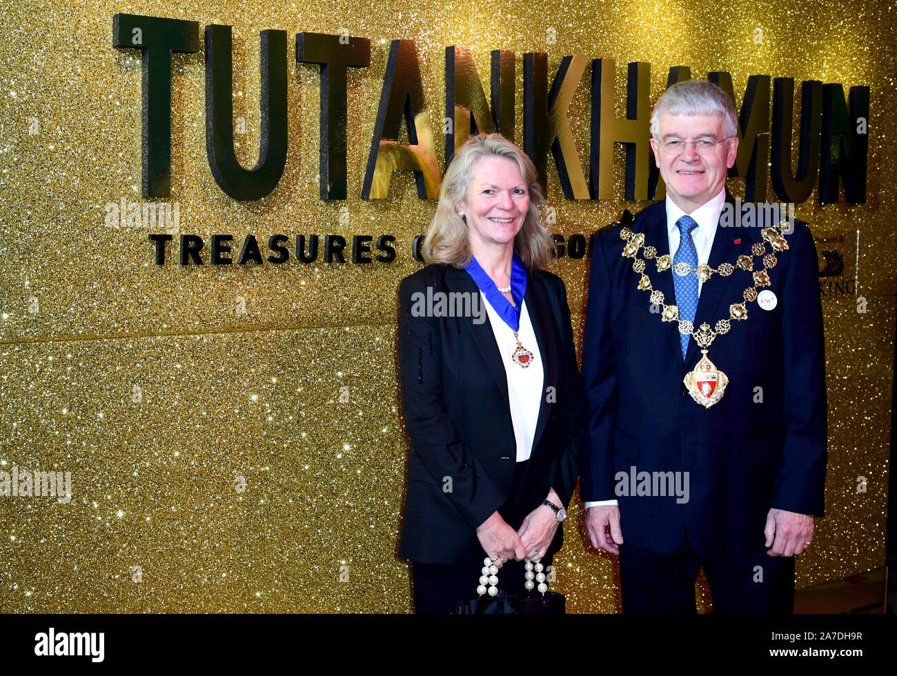 The Mayor of Kensington and Chelsea Will Pascall (right) and Sarah Addenbrooke during the Tutankhamun Treasures Of The Golden Pharaoh Opening Gala at the Saatchi Gallery, London. Stock Photo