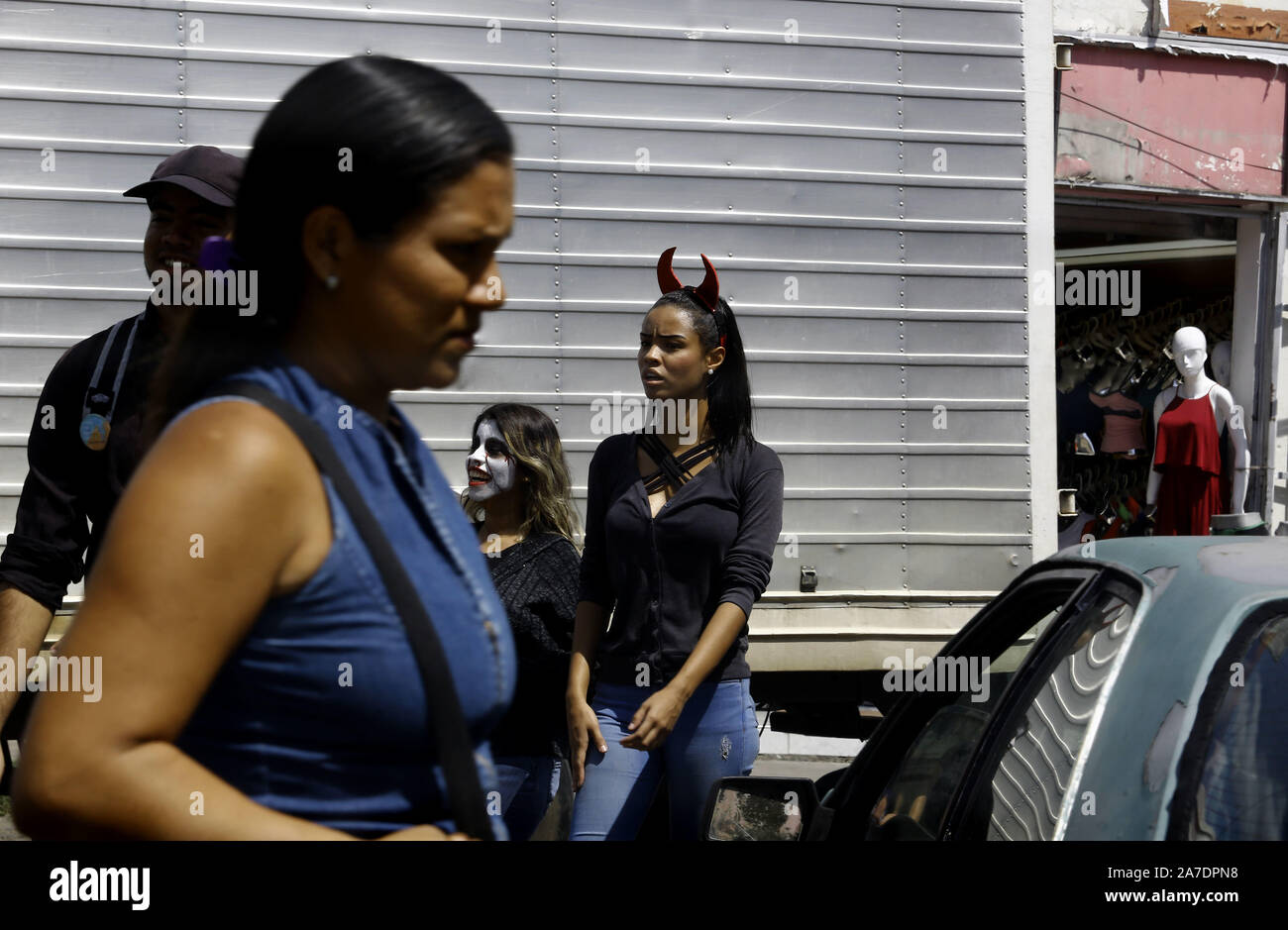 Guacara, Carabobo, Venezuela. 1st Nov, 2019. November 01, 2019. Two young people walk the streets in costumes alluding to the celebration of Halloween, what is unknown is that if they threatened to trick or give away sweets, in Goto: Juan Carlos Hernandez state. Photo: Juan Carlos Hern''ndez Credit: Juan Carlos Hernandez/ZUMA Wire/Alamy Live News Stock Photo
