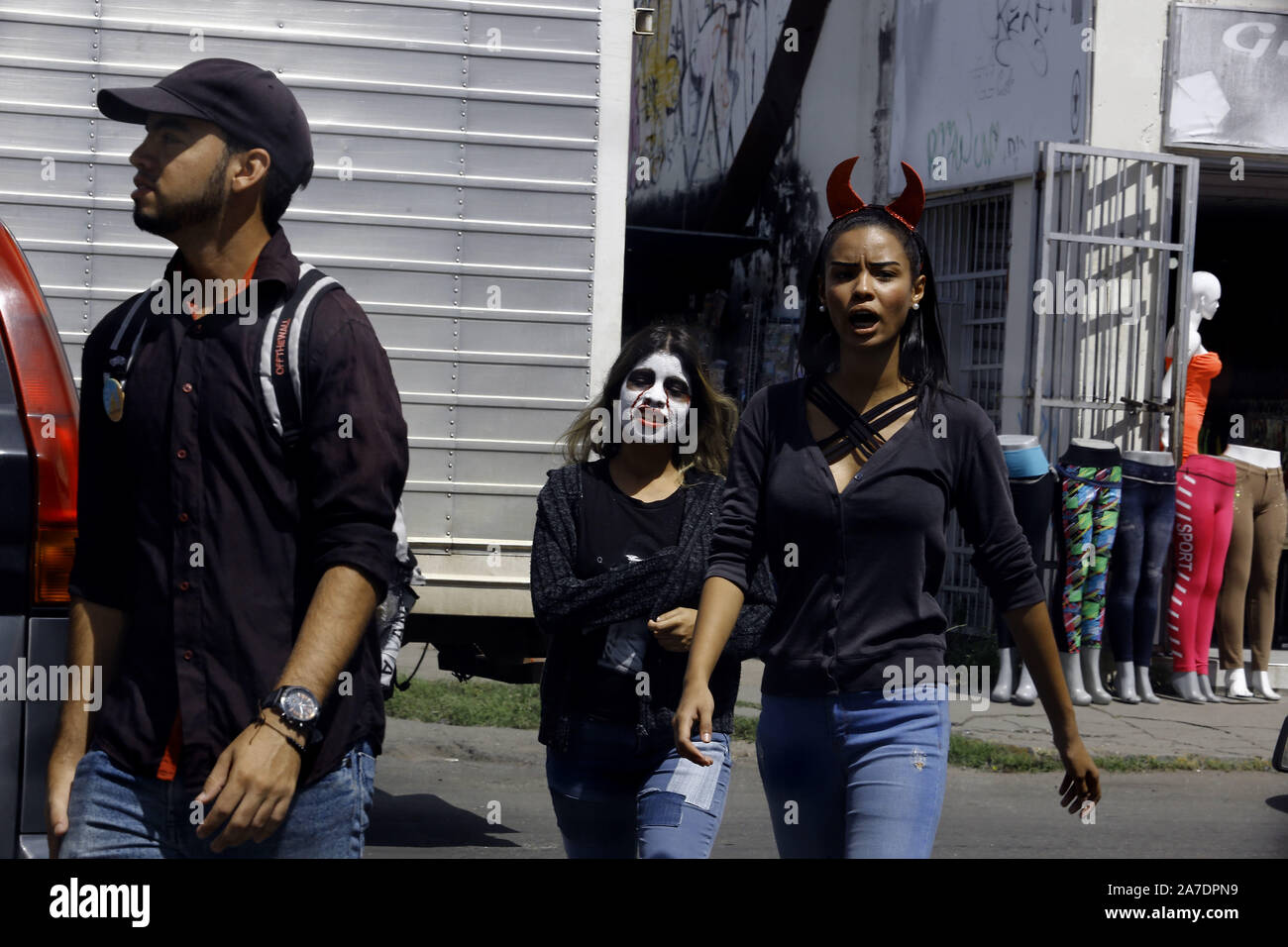 Guacara, Carabobo, Venezuela. 1st Nov, 2019. November 01, 2019. Two young people walk the streets in costumes alluding to the celebration of Halloween, what is unknown is that if they threatened to trick or give away sweets, in Goto: Juan Carlos Hernandez state. Photo: Juan Carlos Hern''ndez Credit: Juan Carlos Hernandez/ZUMA Wire/Alamy Live News Stock Photo