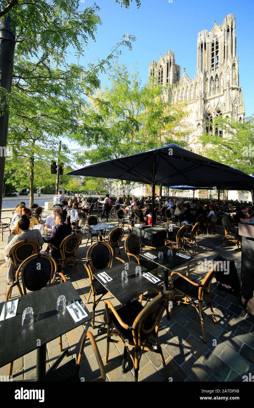 Restaurant tables outside the Cathedral de Notre-Dame, Reims, Champagne ...