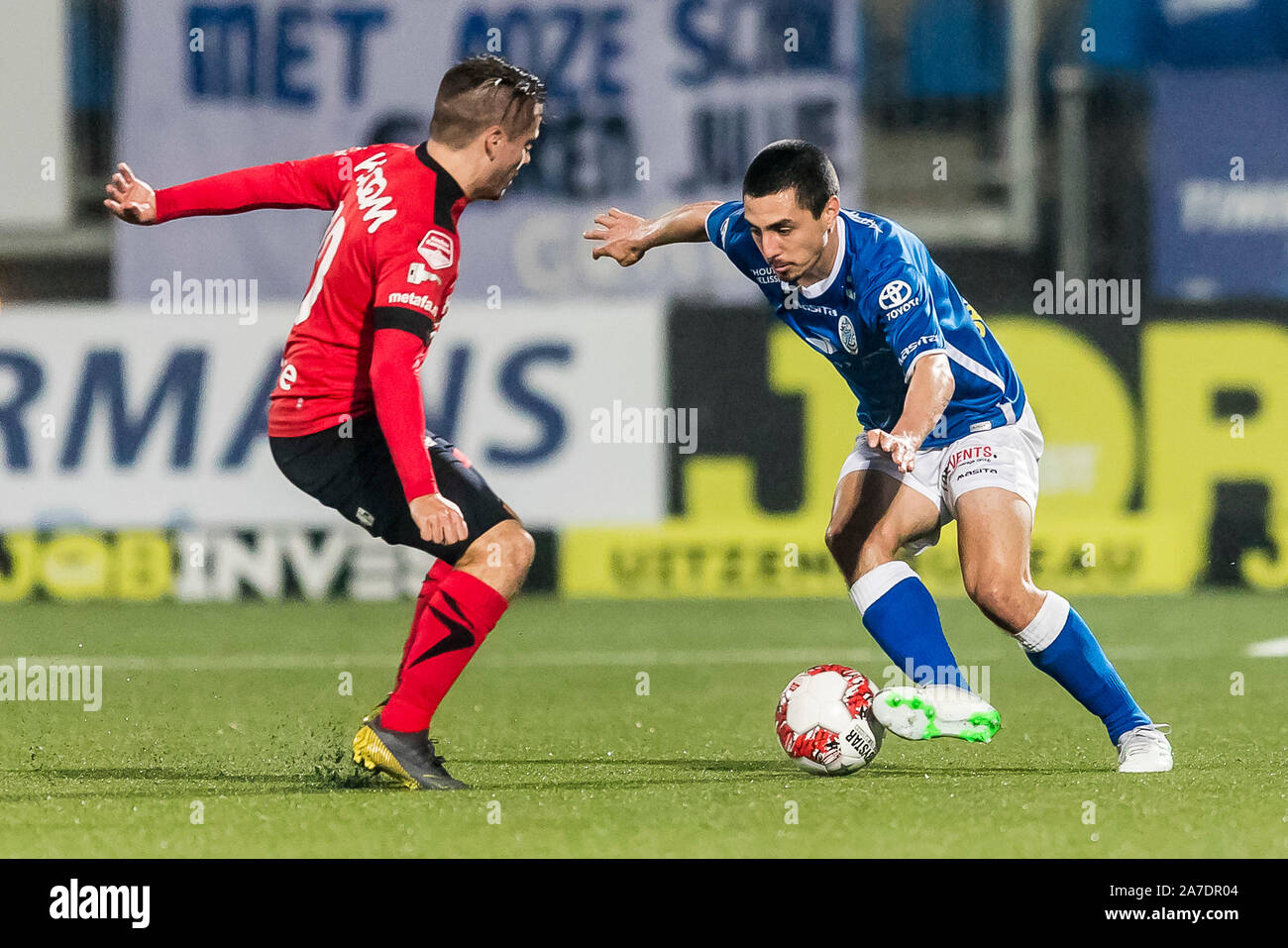 Den Bosch, Netherlands. 01st Nov, 2019. DEN BOSCH - 01-11-2019, Stadion De  Vliert Dutch football, Keuken Kampioen divisie season 2019-2020. Helmond  sport player Dean Koolhof, FC Den Bosch player Robin Voets during