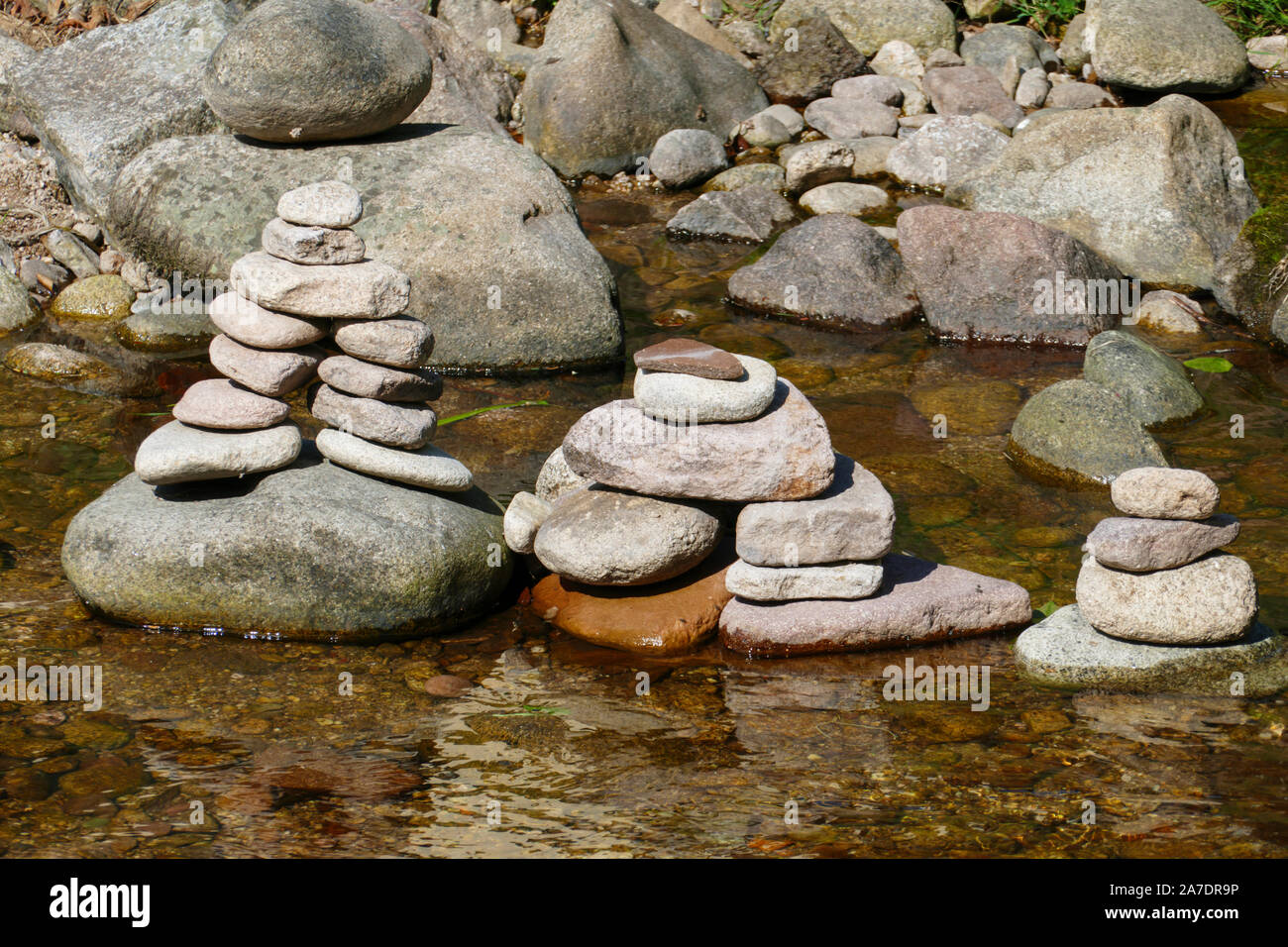 Aufeinander geschichtete Steine in einem Bachbett, esotherische Übung Stock Photo