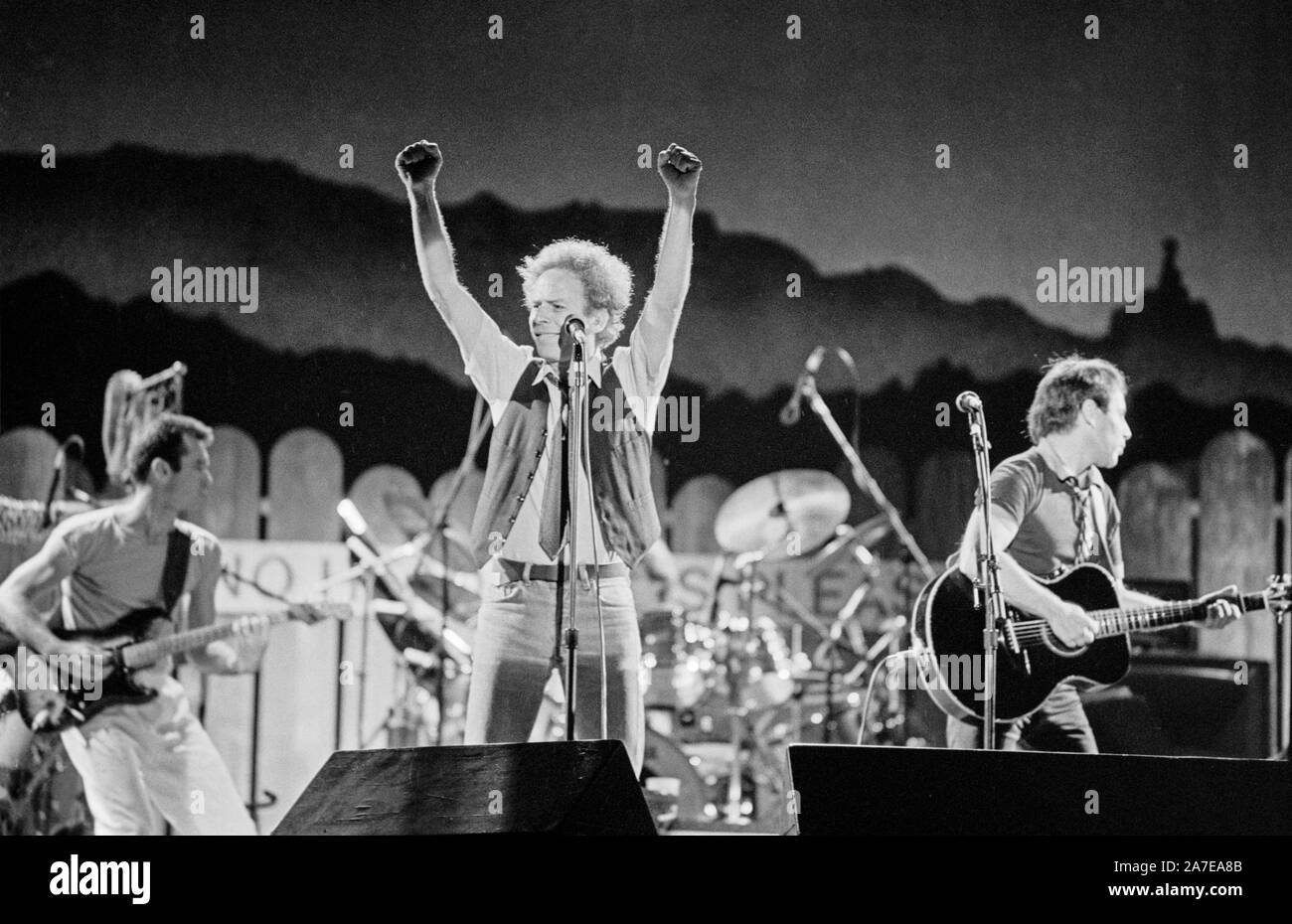 Paul Simon and Art Garfunkel in Concert at the Comishkey Park in Chicago, USA in 1983. Stock Photo