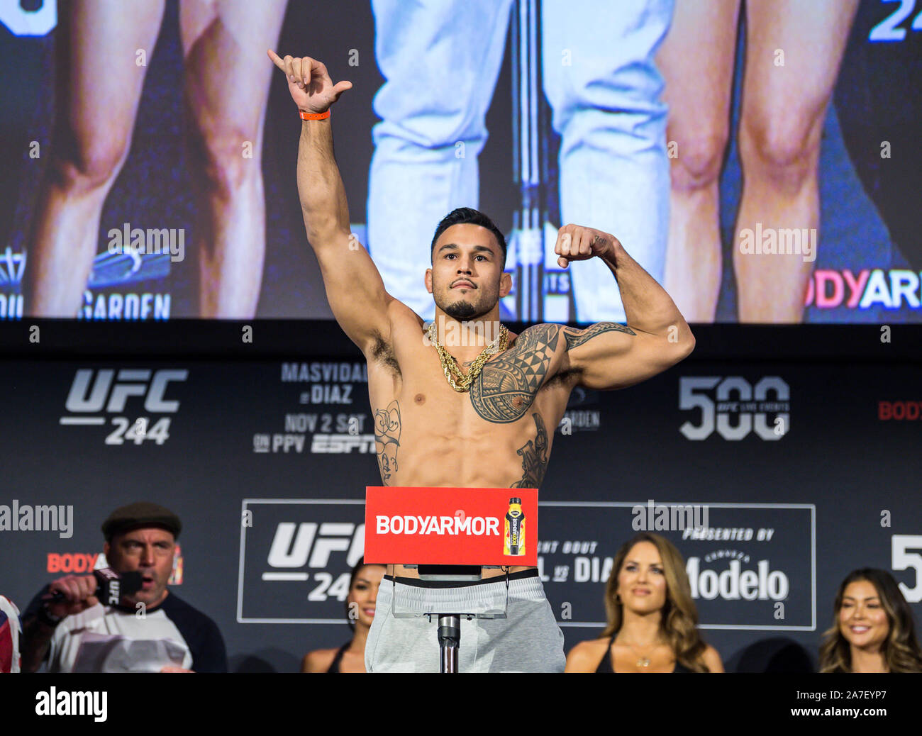 Download Brad Tavares With A Gold Chain Wallpaper