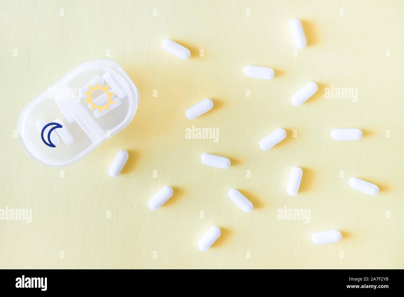 Pill case and tablets background Stock Photo - Alamy