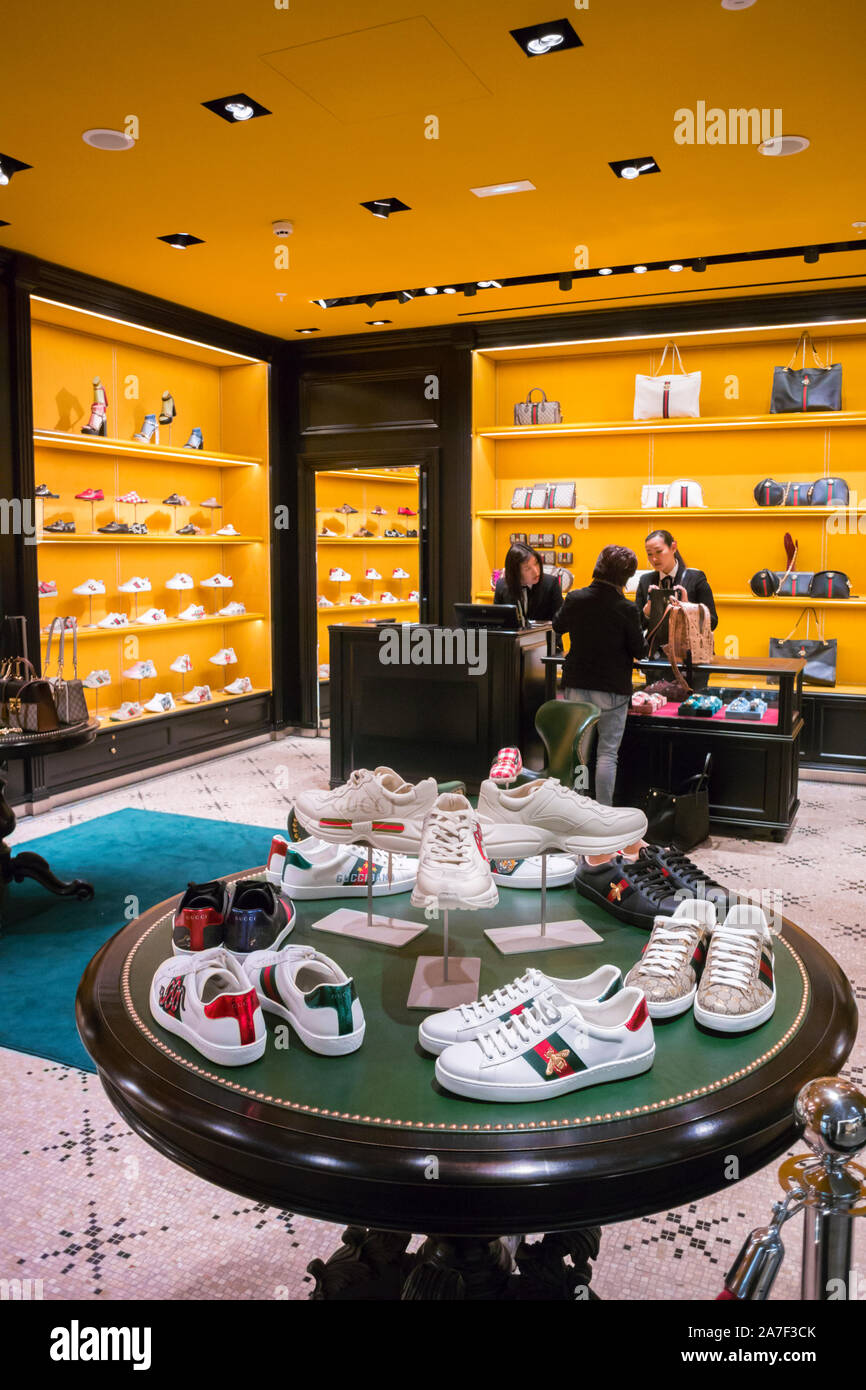 Paris, France, Roissy Airport, Gucci Brand, Luxury Fashion Store Front  Display, Commerce, contemporary retail interior design, clothing store  women wealthy Stock Photo - Alamy