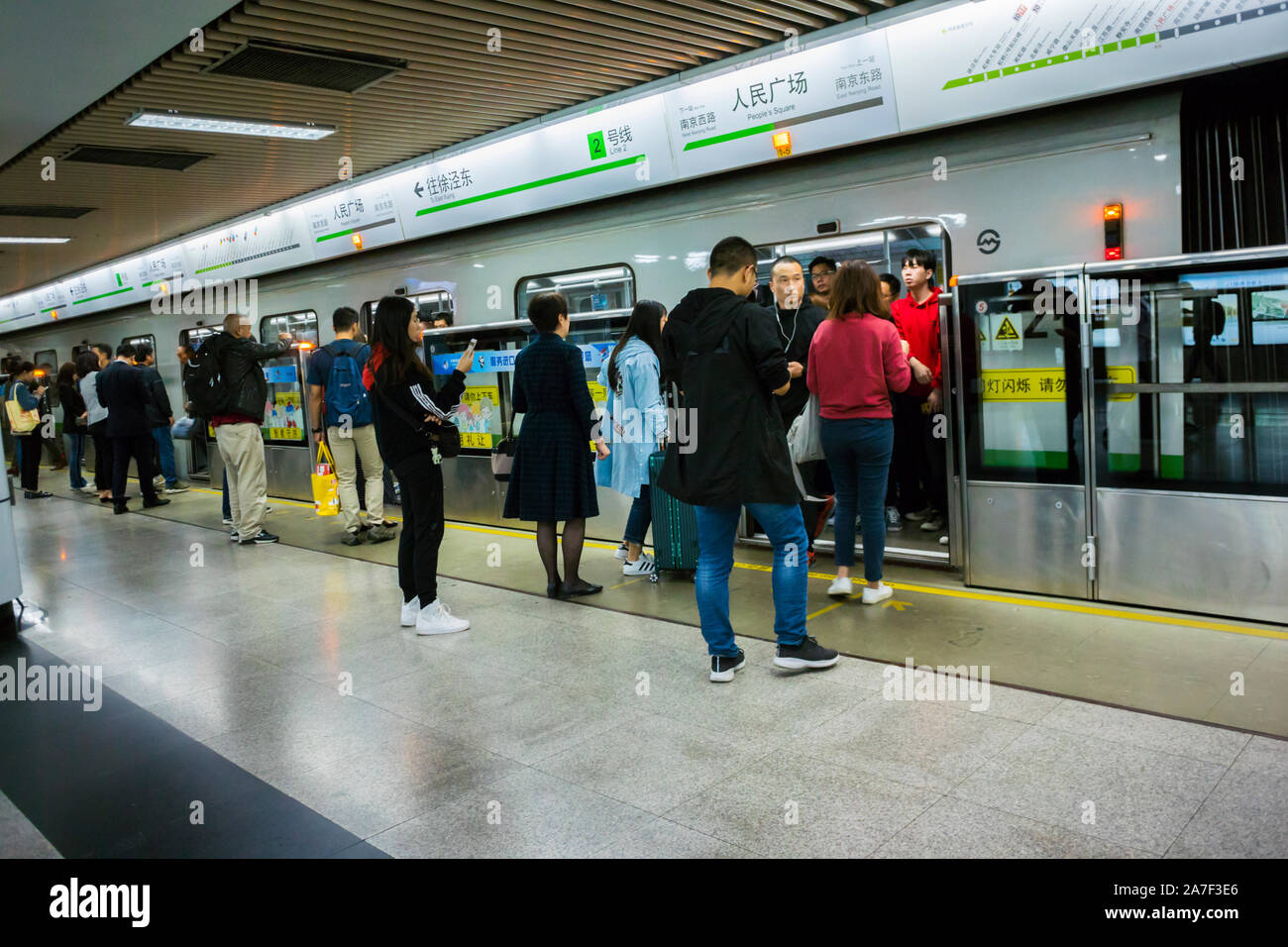 Subway Queue Inuk Commuters inside shanghai metro train hi-res stock photography and ...