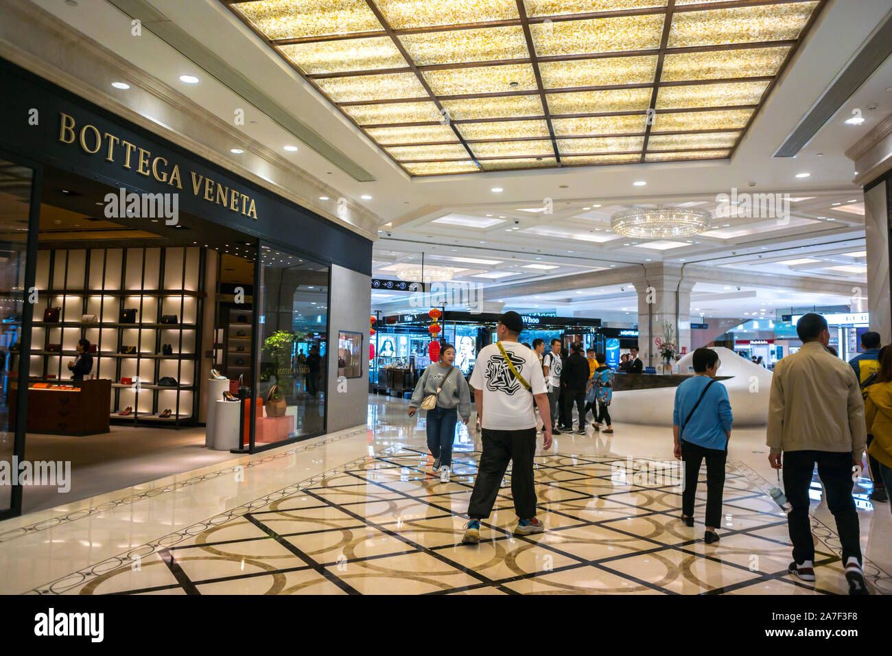 Shanghai, China, People Shopping, inside Luxury Store, Chinese Shopping Center, 'Xin Shi Jie Da Wan Bai Huo' fashion center interior, Modern Hallway, Prestige consumer, modernist hallway design Stock Photo