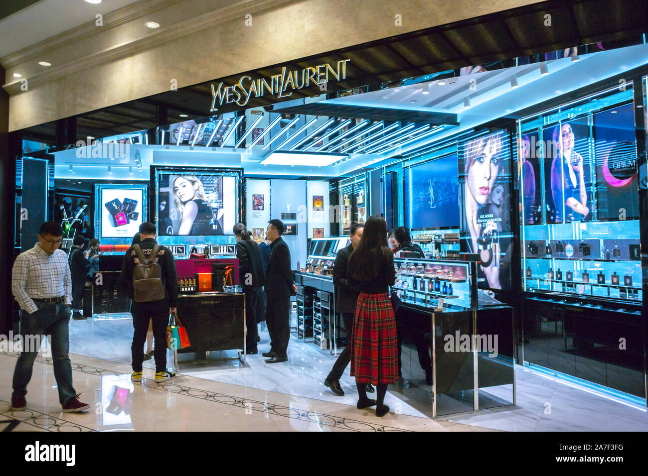 Busy fashion store interior hi-res stock photography and images - Alamy