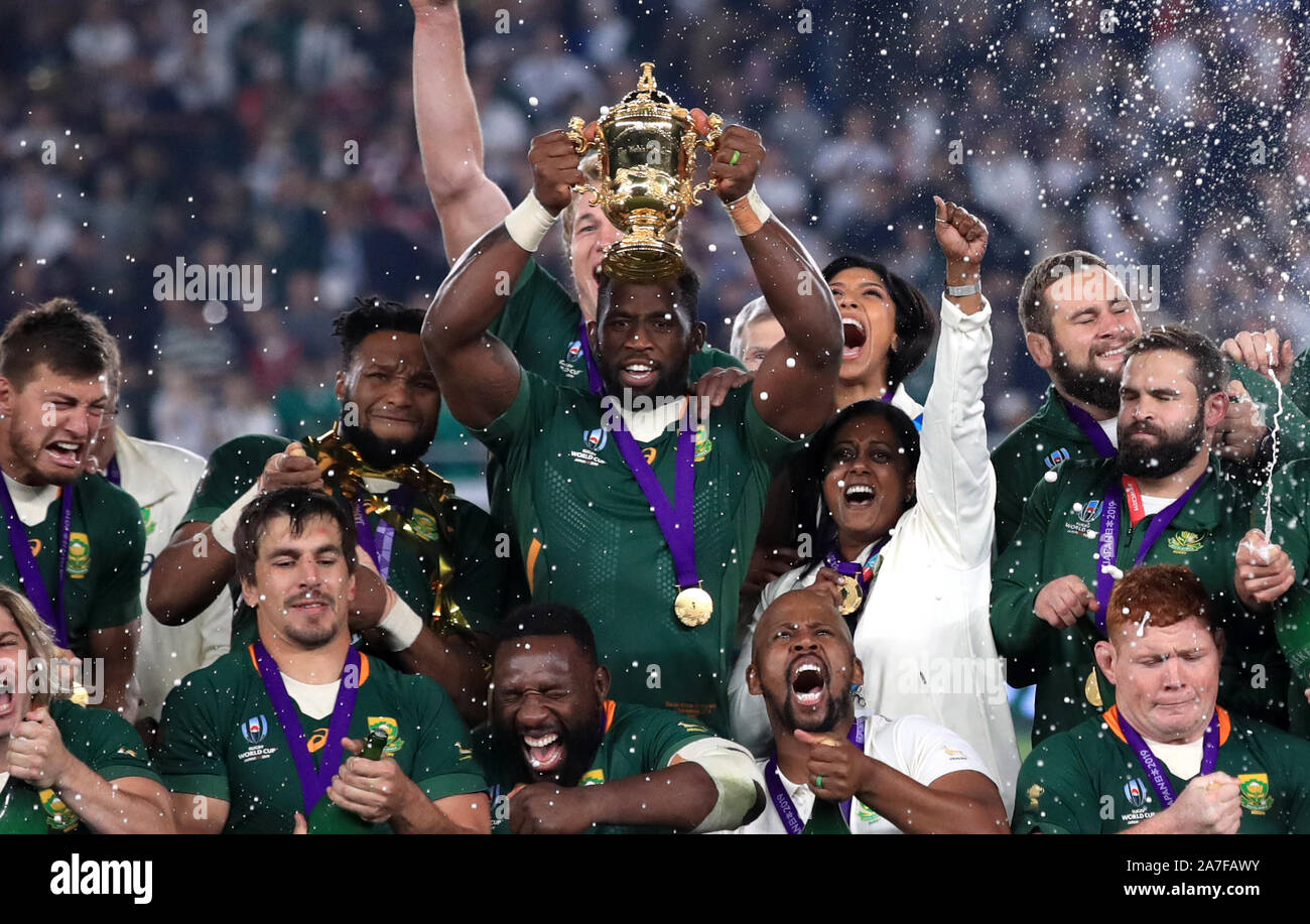 South Africa's Siya Kolisi lifts the Webb Ellis cup after South After win the 2019 Rugby World Cup final match at Yokohama Stadium. Stock Photo
