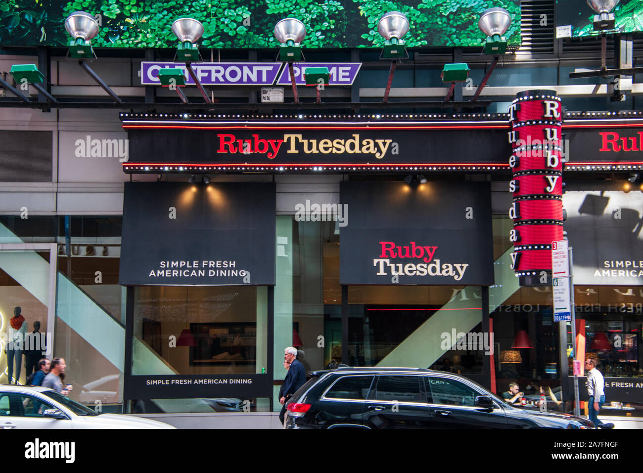 New york cafe waiter hi-res stock photography and images - Alamy