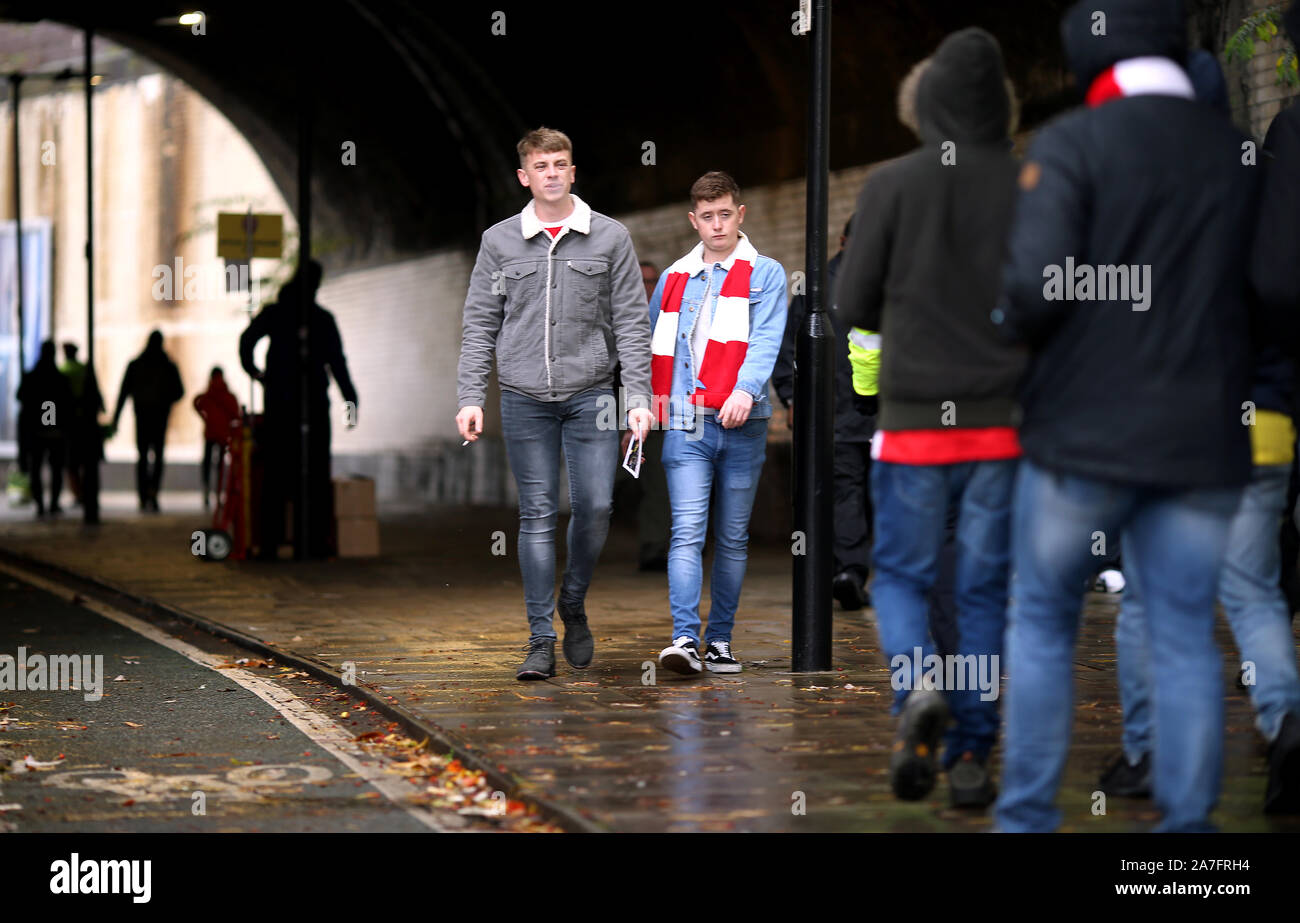 Fans arrive at the emirates stadium hi-res stock photography and images ...