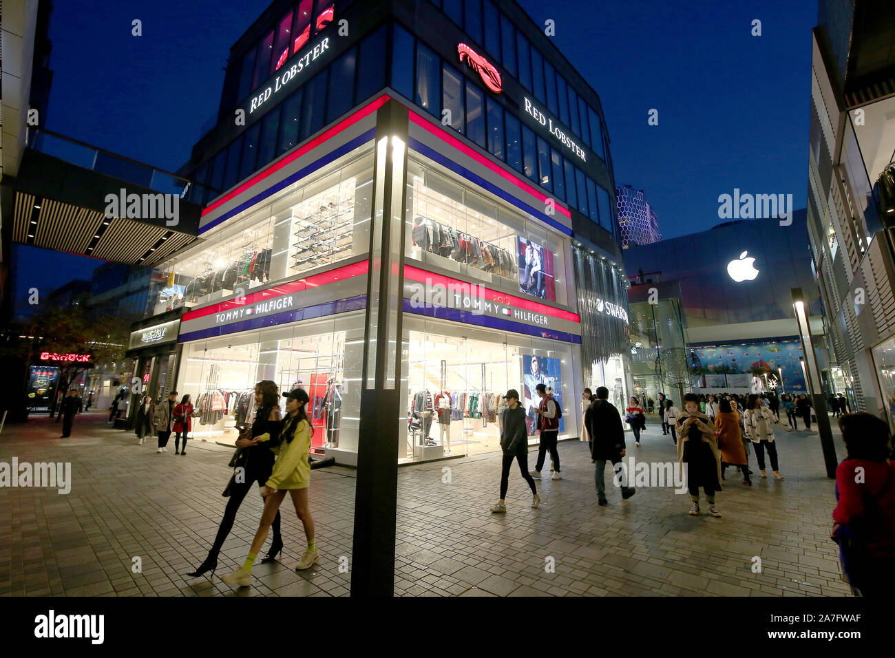 Biggest stores hi-res stock photography and images - Alamy