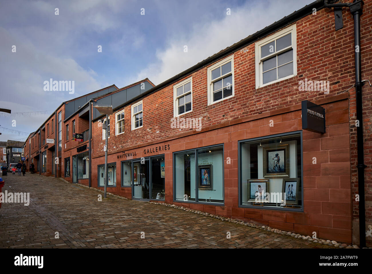 Knutsford town, Cheshire. modern shops on Regent Street  Whitewalls Gallery shop Stock Photo