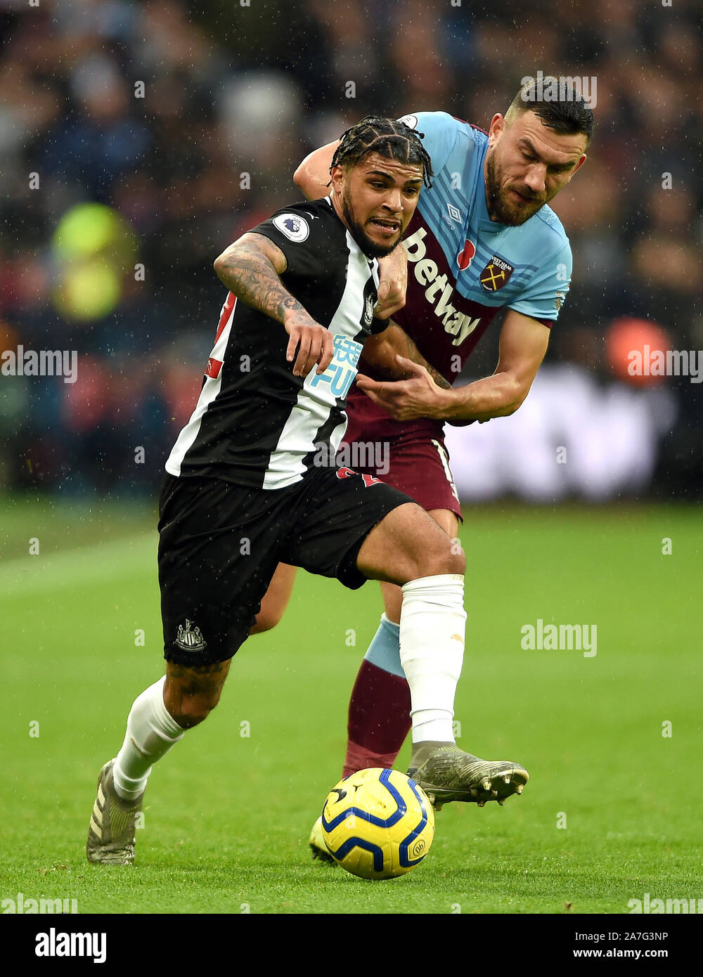 Newcastle United's DeAndre Yedlin (left) and West Ham United's Robert Snodgrass battle for the ball during the Premiership match at The London Stadium, London. Stock Photo