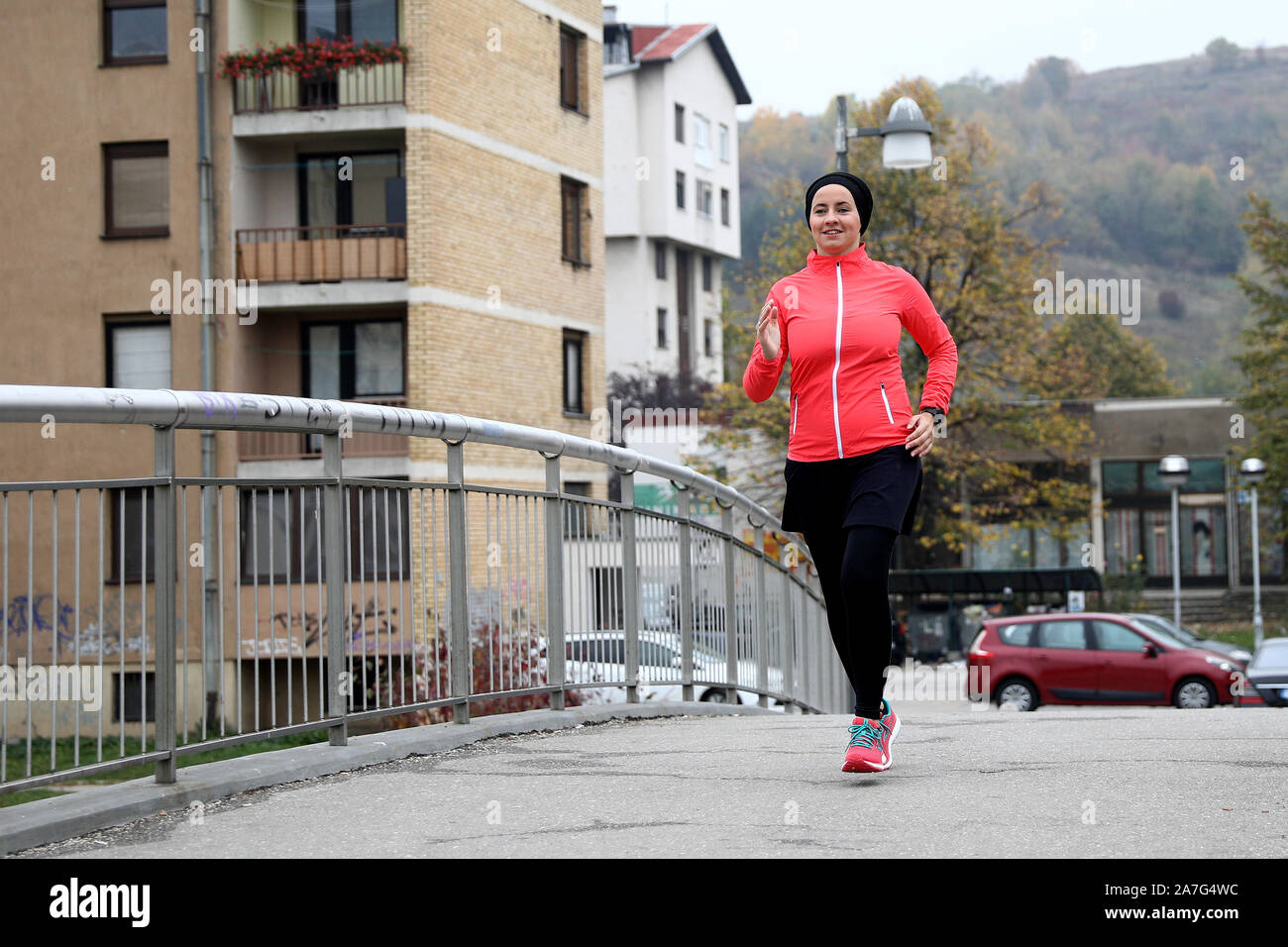 191102) -- SARAJEVO, Nov. 2, 2019 (Xinhua) -- Nudzejma Softic runs over a  bridge in Sarajevo, Bosnia and Herzegovina, Nov. 1, 2019.  Thirty-two-year-old Nudzejma Softic, a woman who finished 6 full marathons