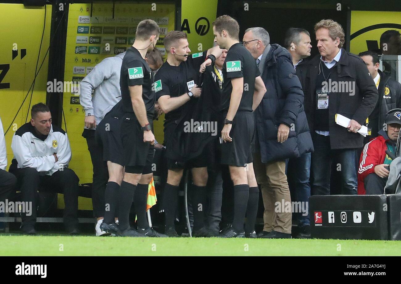 Dortmund, Germany. 02 Nov 2019.  BVB Borussia Dortmund - VfL Wolfsburg Had injured out, injury referee Tobias Welz elgrim replaced now Dr. med. Martin Thomsen on the sideline and wave now with the flags. Thomsen is now officially referee of this game. A difficult chaos that has now ended. after five minutes of interruption, walk on it. | usage worldwide Stock Photo