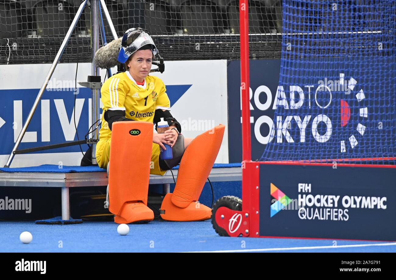 Stratford. United Kingdom. 02 November 2019. Maddie Hinch (Great Britain, goalkeeper) takes a rest during the warmup. Great Britain v Chile. FIH Womens Olympic hockey qualifier. Lee Valley hockey and tennis centre. Stratford. London. United Kingdom. Credit Garry Bowden/Sport in Pictures. Credit: Sport In Pictures/Alamy Live News Stock Photo