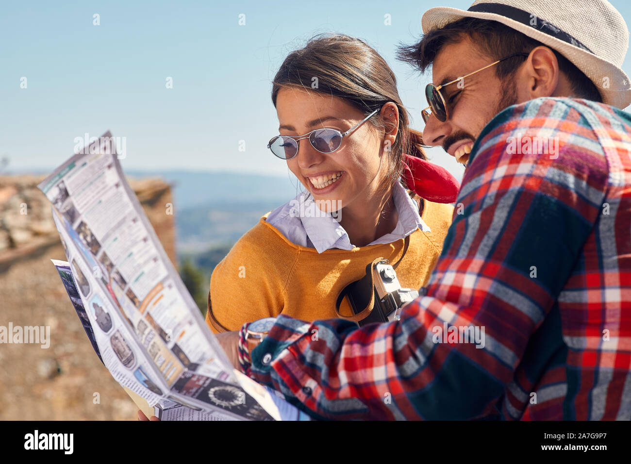 Man woman reading map hi-res stock photography and images - Alamy
