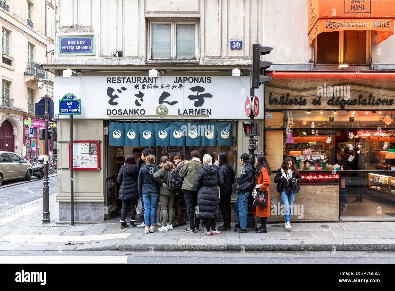 Queue outside Dosanko Larmen, Restaurant Japonais, Japanese ramen restaurant; Rue Sainte-Anne, Paris, France Stock Photo