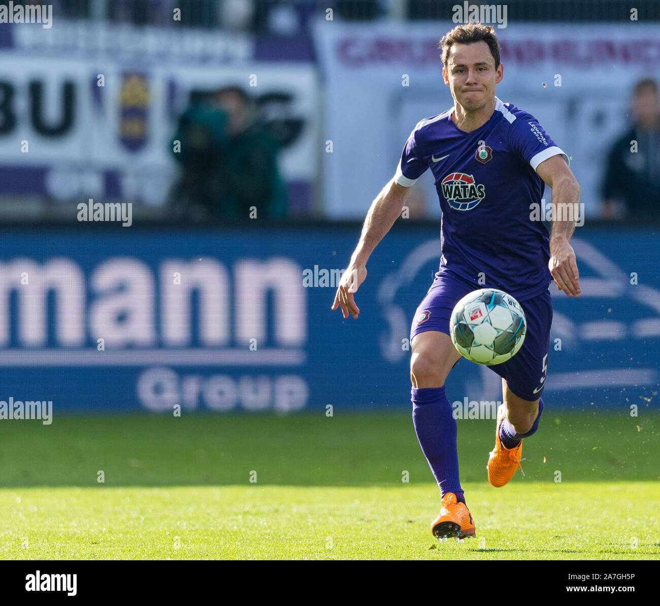 Aue, Germany. 02nd Nov, 2019. Soccer: 2nd Bundesliga, FC Erzgebirge Aue - 1st FC Heidenheim, 12th matchday, in the Sparkassen-Erzgebirgsstadion. Clemens Fandrich plays the ball. Credit: Robert Michael/dpa-Zentralbild/dpa - IMPORTANT NOTE: In accordance with the requirements of the DFL Deutsche Fußball Liga or the DFB Deutscher Fußball-Bund, it is prohibited to use or have used photographs taken in the stadium and/or the match in the form of sequence images and/or video-like photo sequences./dpa/Alamy Live News Stock Photo