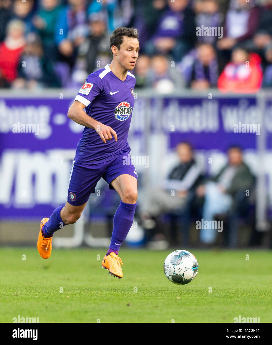 Aue, Germany. 02nd Nov, 2019. Soccer: 2nd Bundesliga, FC Erzgebirge Aue - 1st FC Heidenheim, 12th matchday, in the Sparkassen-Erzgebirgsstadion. Clemens Fandrich plays the ball. Credit: Robert Michael/dpa-Zentralbild/dpa - IMPORTANT NOTE: In accordance with the requirements of the DFL Deutsche Fußball Liga or the DFB Deutscher Fußball-Bund, it is prohibited to use or have used photographs taken in the stadium and/or the match in the form of sequence images and/or video-like photo sequences./dpa/Alamy Live News Stock Photo