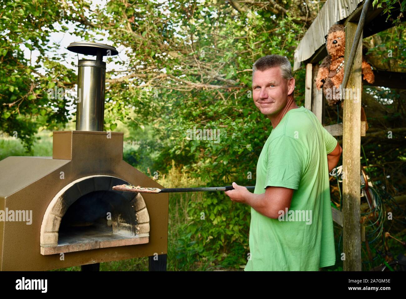 https://c8.alamy.com/comp/2A7GM5E/man-cooking-artisanal-pizza-outdoors-in-a-wood-fired-forno-bravo-oven-made-with-organic-ingredients-at-inn-serendipity-browntown-wisconsin-usa-2A7GM5E.jpg