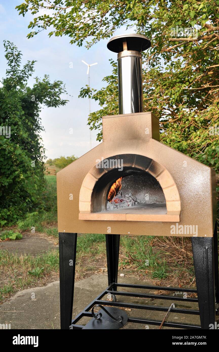 Cooking artisanal pizza outdoors in a wood fired Forno Bravo oven, made  with organic ingredients at Inn Serendipity, Browntown, Wisconsin, USA  Stock Photo - Alamy