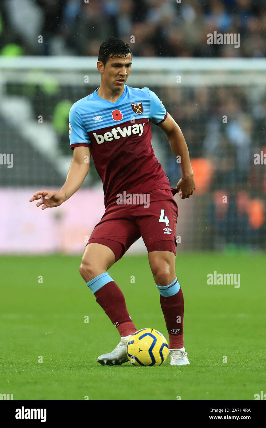LONDON, ENGLAND NOVEMBER 2ND West Ham's Fabian Balbuena during the Premier League match between West Ham United and Newcastle United at the Boleyn Ground, London on Saturday 2nd November 2019. (Credit: Leila Coker | MI News) Photograph may only be used for newspaper and/or magazine editorial purposes, license required for commercial use Credit: MI News & Sport /Alamy Live News Stock Photo