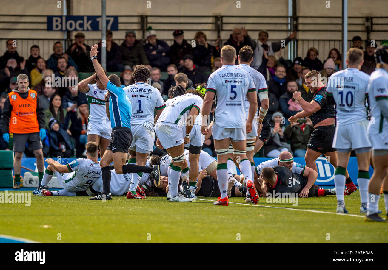 Rugby union referee signals hi-res stock photography and images - Alamy