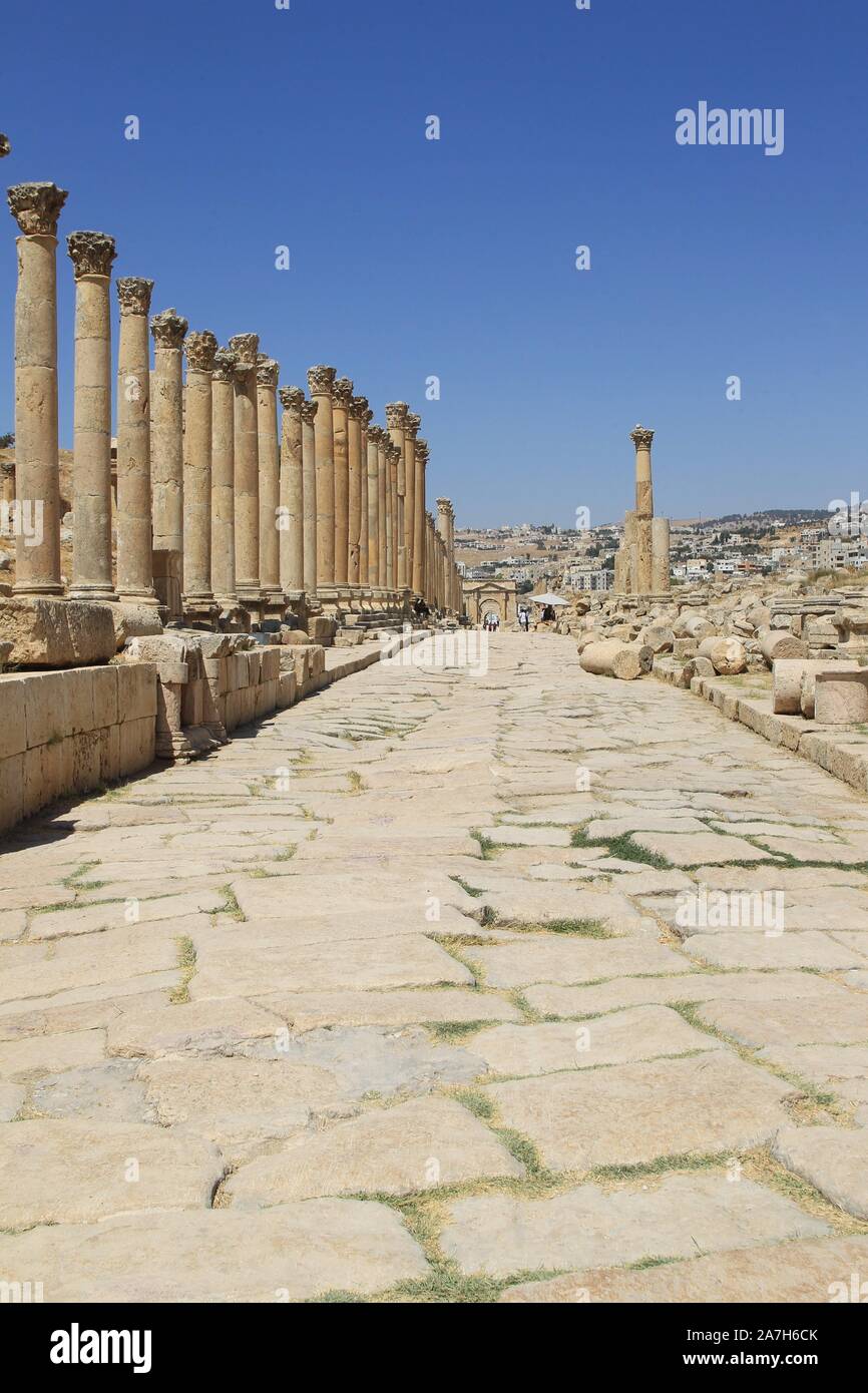 JORDANIA. JERASH AMMAN. Jerash , es el sitio de las ruinas de la ciudad grecorromana de Gerasa, también conocida como Antioquía en el Río Dorado. Jerash es considerada una de las ciudades romanas más importantes y mejor conservadas del Cercano Oriente. Era una ciudad de la Decápolis.. CARDO MAXIMO , 800 METROS DE LONGITUD , SIGLO 1 DC. Stock Photo