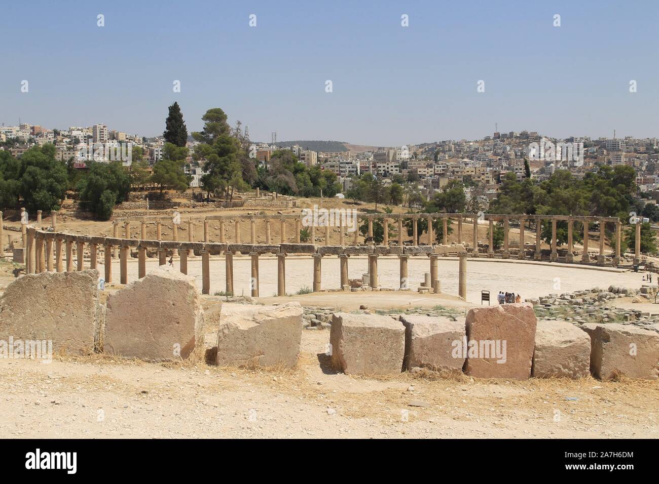 JORDANIA. JERASH AMMAN. Jerash , es el sitio de las ruinas de la ciudad grecorromana de Gerasa, también conocida como Antioquía en el Río Dorado. Jerash es considerada una de las ciudades romanas más importantes y mejor conservadas del Cercano Oriente. Era una ciudad de la Decápolis.. PLAZA OVAL. SU FUNCIO0N POSIBLEMENTE FUERA LA DE MERCADO. TIENE 56 COLUMNAS Y ESTA PERFECTAMENTE PAVIMENTADO. Stock Photo