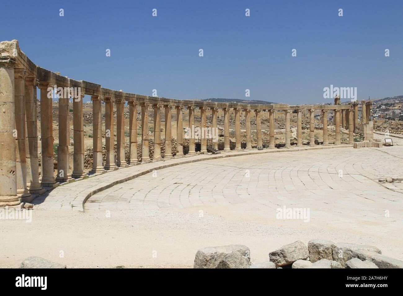 JORDANIA. JERASH AMMAN. Jerash , es el sitio de las ruinas de la ciudad grecorromana de Gerasa, también conocida como Antioquía en el Río Dorado. Jerash es considerada una de las ciudades romanas más importantes y mejor conservadas del Cercano Oriente. Era una ciudad de la Decápolis.. PLAZA OVAL. SU FUNCIO0N POSIBLEMENTE FUERA LA DE MERCADO. TIENE 56 COLUMNAS Y ESTA PERFECTAMENTE PAVIMENTADO. Stock Photo